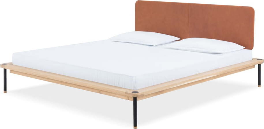 Hnědá/v přírodní barvě čalouněná dvoulůžková postel z dubového dřeva s roštem 140x200 cm Fina - Gazzda Gazzda